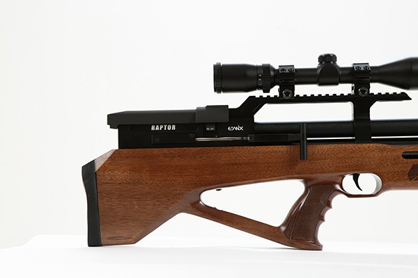 thumb-3696201439_QnJHkblu_94375592b27cf9d4264efd29de14aef5393440e9_600x400 Bolt-action rifle with a wooden stock and a mounted scope on a white background.