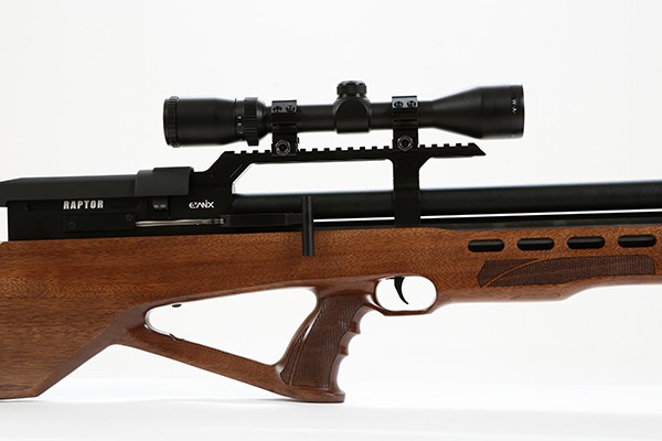 thumb-3696201439_xFshiBDM_7fbdf0bcff3423dcfa1b3b96979358aca279192c_600x400 Side view of a riflescope-equipped bolt-action rifle with a wooden stock, photographed against a white background.